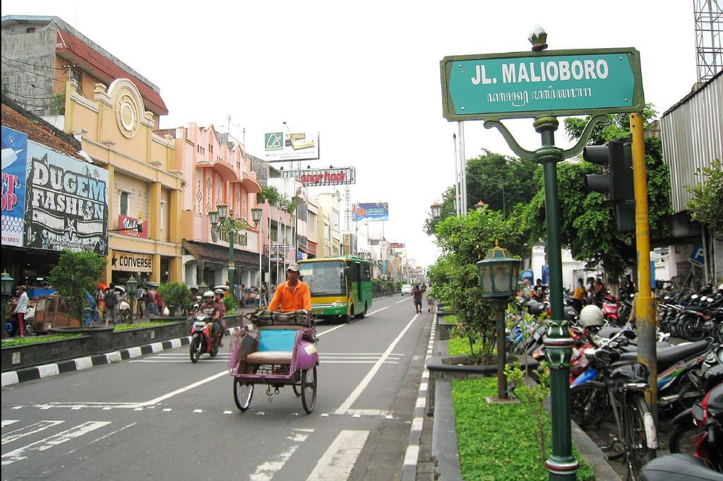 Hotel Pules ยอกยาการ์ตา ภายนอก รูปภาพ